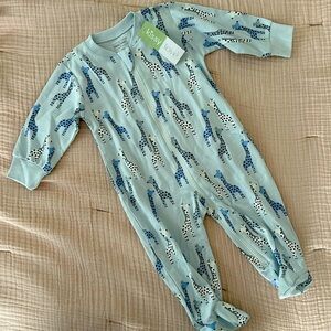 Kissy Kissy NWT giraffe zippered footie - so cute!!